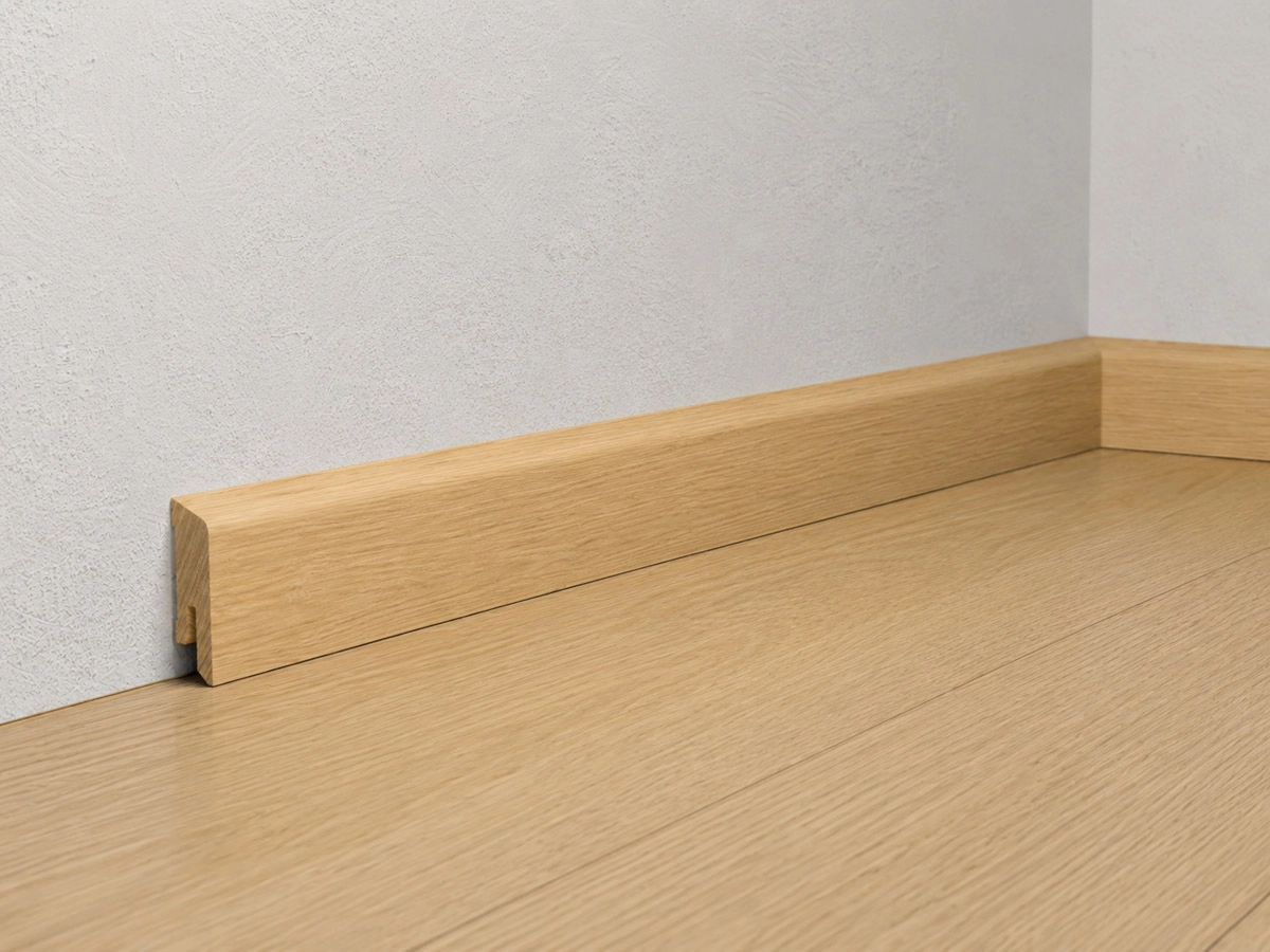 Listwa przypodłogowa drewniana 40x15 mm - dąb europejski lakierowany