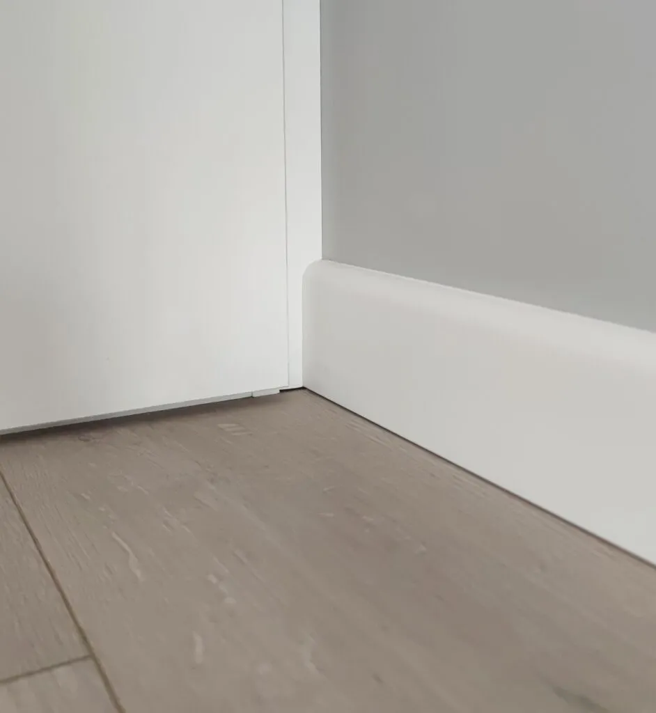 Listwa przypodłogowa poliuretanowa Mardom Decor MD234, biała wym. 200 x 1.4 x 7.8 cm, z PolyForce