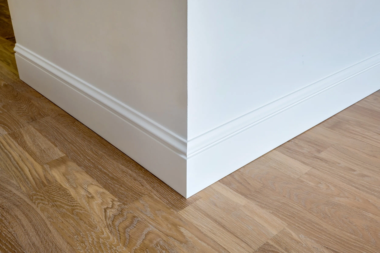 MD018 Listwa przypodłogowa biała wym. 200 x 1.3 x 8 cm, z PolyForce