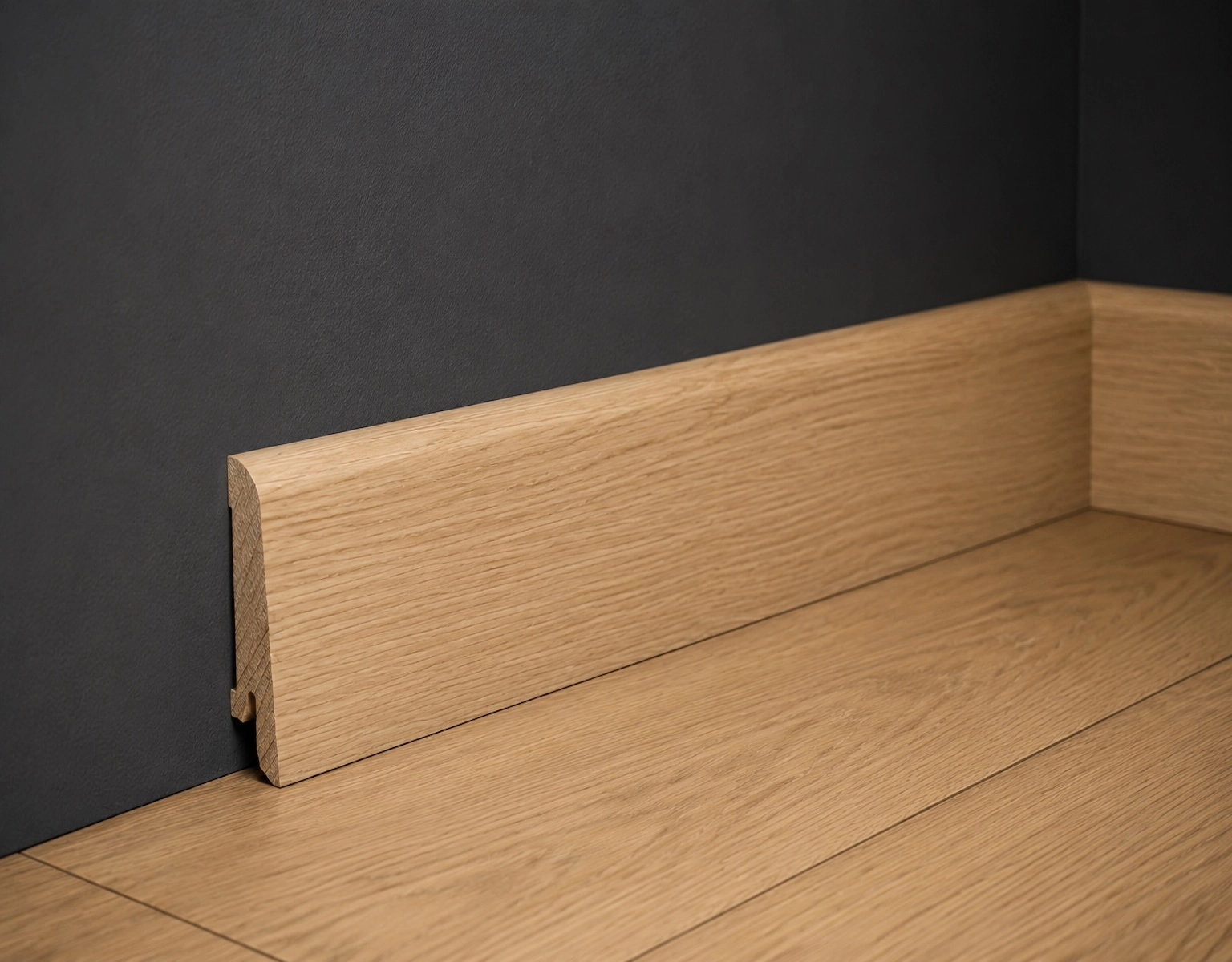 Listwa przypodłogowa drewniana 80x16 mm - dąb europejski lakierowany